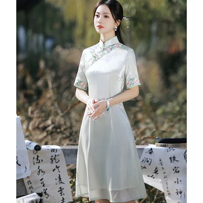 改善されたチャイナドレス2025年春と秋の高貴で若い女の子らしい気質の小さな白いショートスタイル