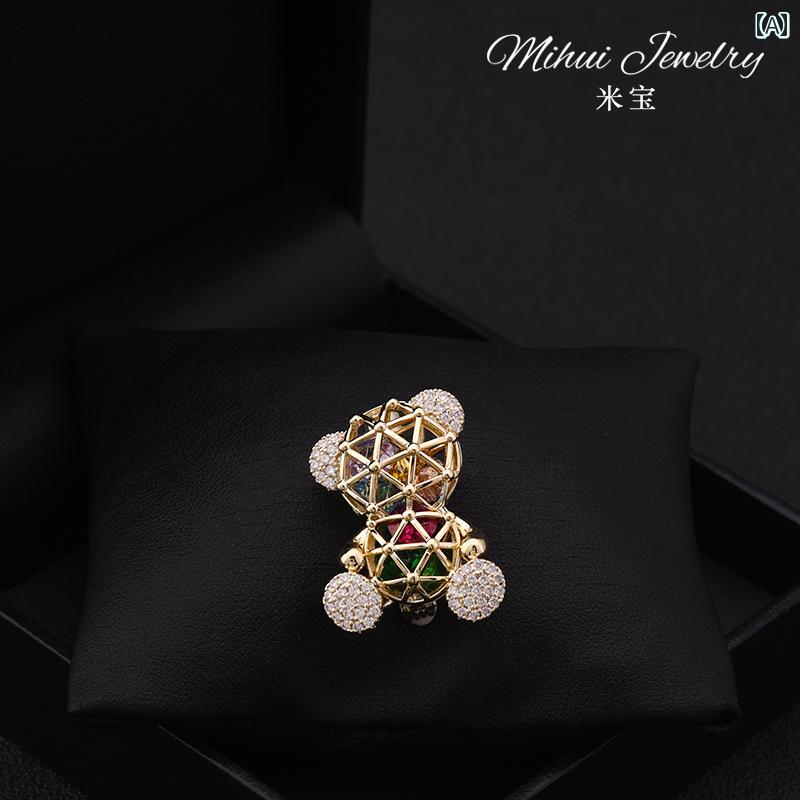 ブローチ レディース おしゃれ 大人かわいい 金属 クマ かわいい イチゴ ピン セーター スーツ アクセサリー 女性 ハイエンド 精巧 クリスタル ブローチ