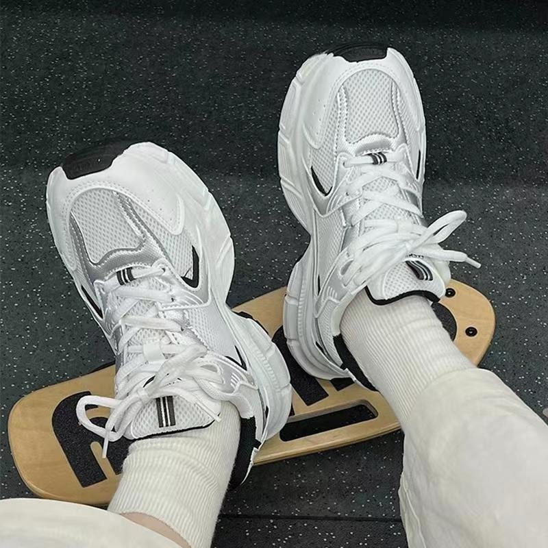 ネット上の通気性の高いお父さん靴女性の新しい春夏と秋の厚底カジュアルスポーツ婦人靴