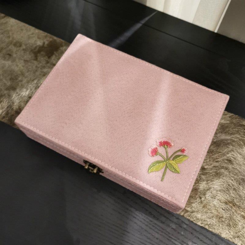 メガ割好評 一部即納ジュエリー アクセサリー用品 収納ボックス ケース 大容量 スクエア ネックレス リング 多機能 花 刺繍 大きめ ピンク休日 可愛い 重厚感