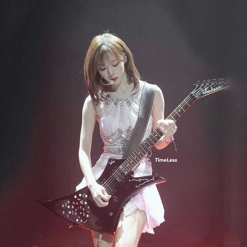 Aespa Jinmeiting ピンクストラップ重工業スーツパフォーマンススーツ甘い漏れ肩