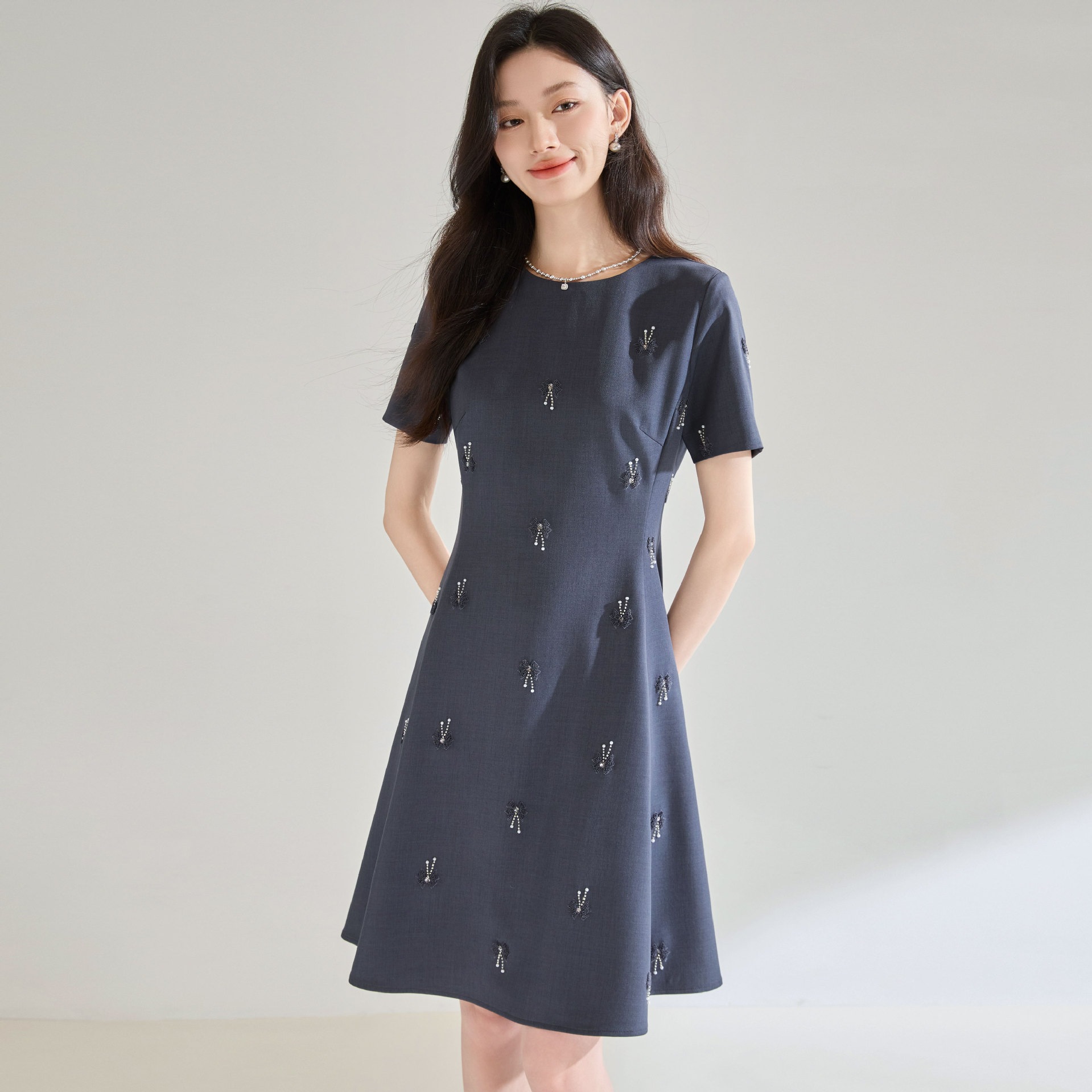 【送.料.無.料.急速発送】グレー重工刺繍釘ビーズ収納ウエストスリム半袖ワンピース