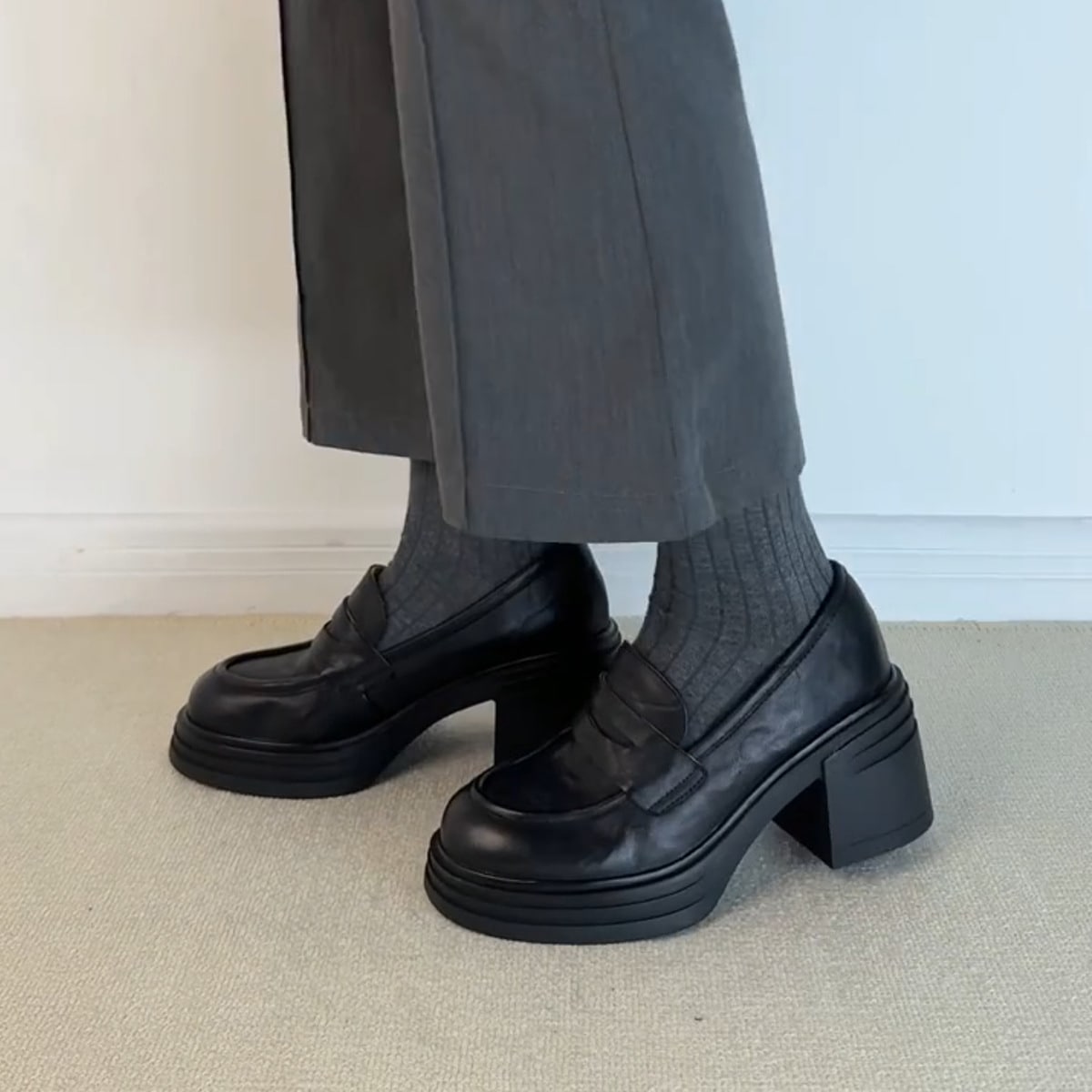 111 シープスキンバージョン英語通勤の女性のためのシングルシングル靴のための濃厚なかかとの高い丸い丸く革張りのローファー