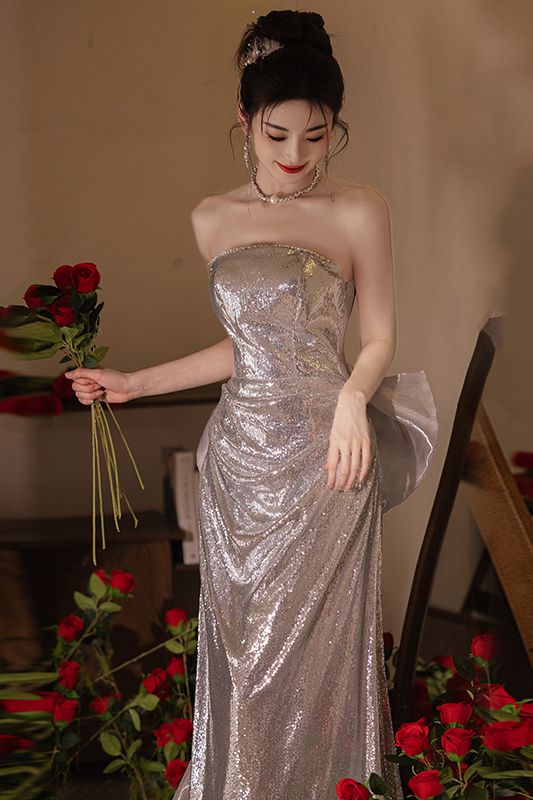 銀色のドレスのスカートのタイプは軽くて豪華で高級感があります 6,144円