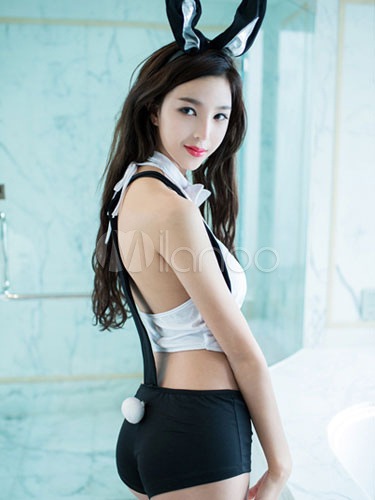 ツートンカラーのベッドルームコスチュームをカットアウト