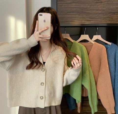 デート モテコーデ トップス カーディガン 袖あり 長袖 萌袖 Vネック 襟なし ふわふわ ボタン かわいい 可愛い シンプル カジュアル 上品 おしゃれ お洒落 レトロ 可愛い