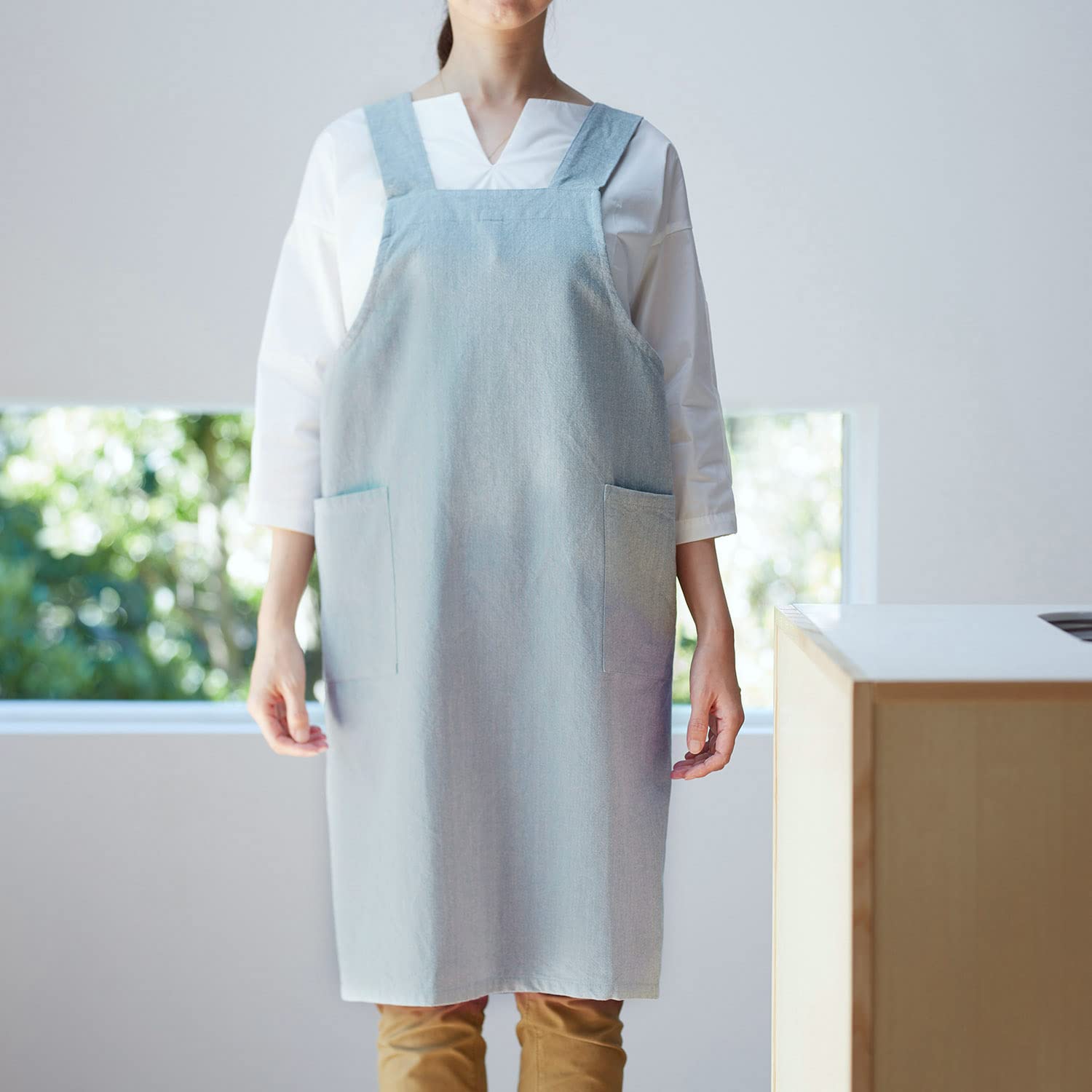 クォーターリポート 着脱簡単 かぶるだけ オーバーエプロン ミュート ブルー フリーサイズ X型 エプロン丈85cm 壁掛けOK 男女兼用 大きなポケット付 シンプル 無地 綿100% 【 日本製 】