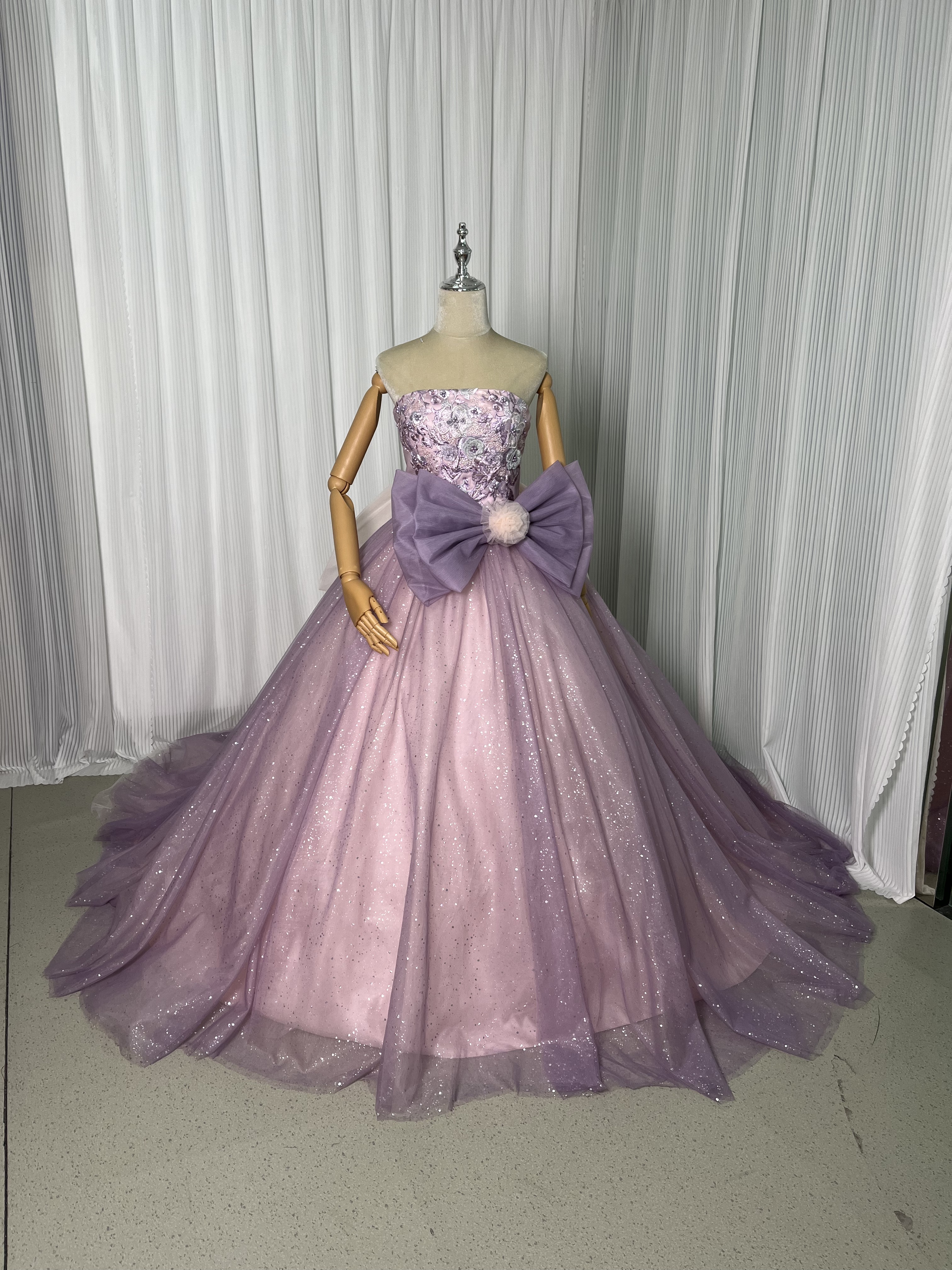 カラードレス パープル ベアトップ 3D立体レース刺繍 編み上げ 豪華なバックリボン キラキラチュール 派手な 花嫁