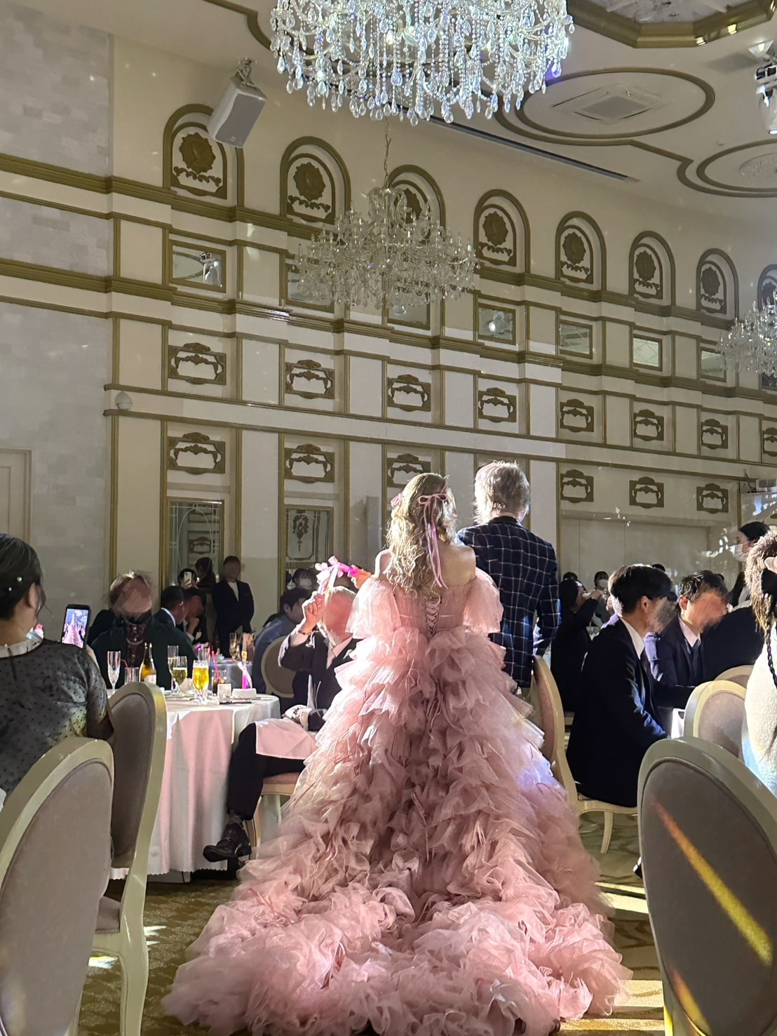 カラードレス フリル袖 シークインチュール ボリュームドレス 柔らかく重ねたチュールスカート 華やかなトレーン 結婚式