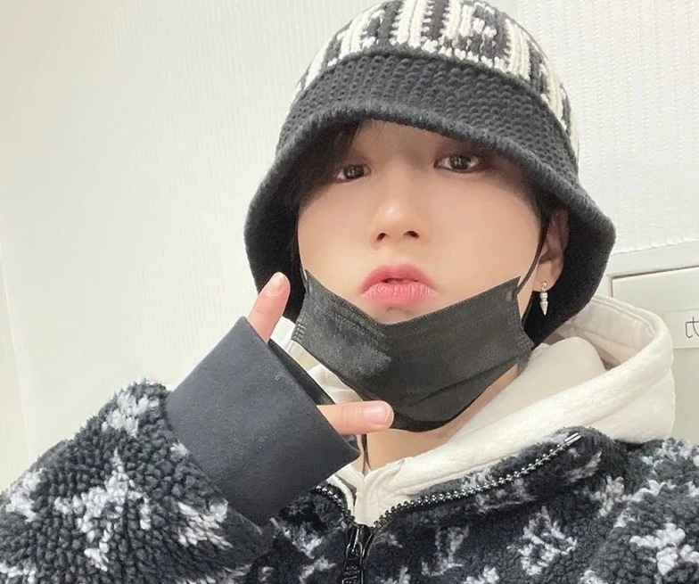 Stray Kids HAN/MONSTA X Minhyuk 着用/GOTHIC LOGO KNIT BUCKET HAT BLACK/ユニセックス 5,976円