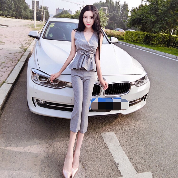 スタイリッシュ パンツスーツ セットアップ トップス ペプラム 袖なし ノースリーブ 襟なし 深めVネック カシュクール ウエストリボン ウエストマーク ボトムス パンツ クロップド丈 七分丈