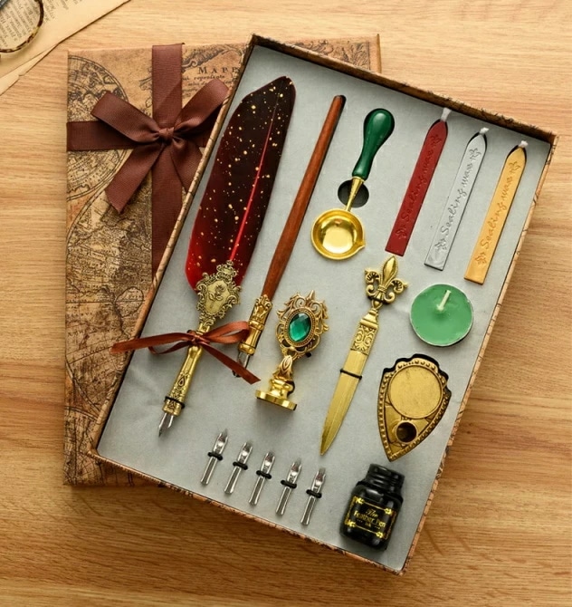 激安価格！16点セット 羽ペンセット 万年筆 フェザーペン 人工羽 羽毛ペン 羽根 羽飾り シーリングワックス 蝋封が付き 書道 署名ペン ペンセット フェザーディップペン 5個の用ペン先 木製ペン