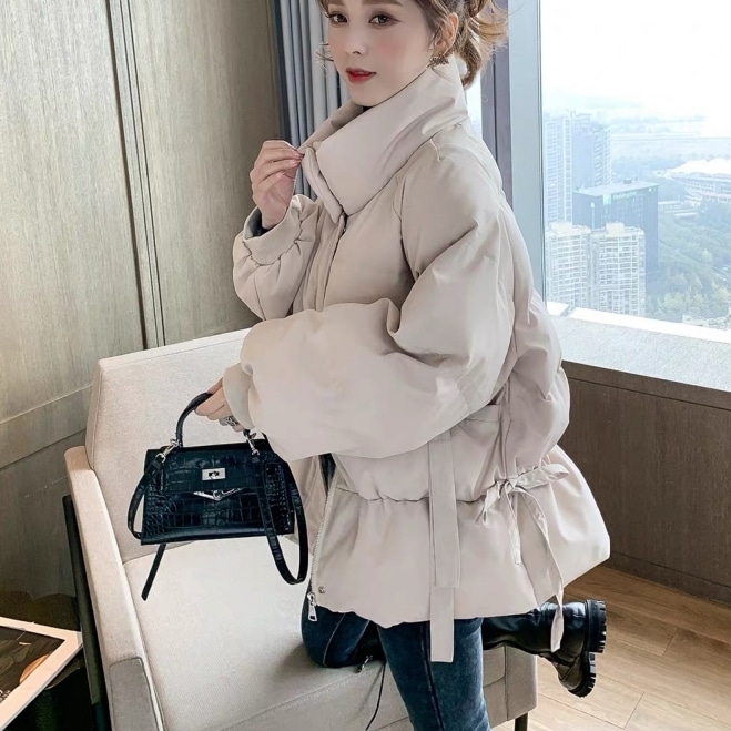 アウター コート ショート丈コート 長袖 ハイネック 前開き ファスナー ボタン ポケット ショート丈 ウエストマーク 中綿 かわいい 大人可愛い きれいめ シンプル 上品 おしゃれ かっこいい