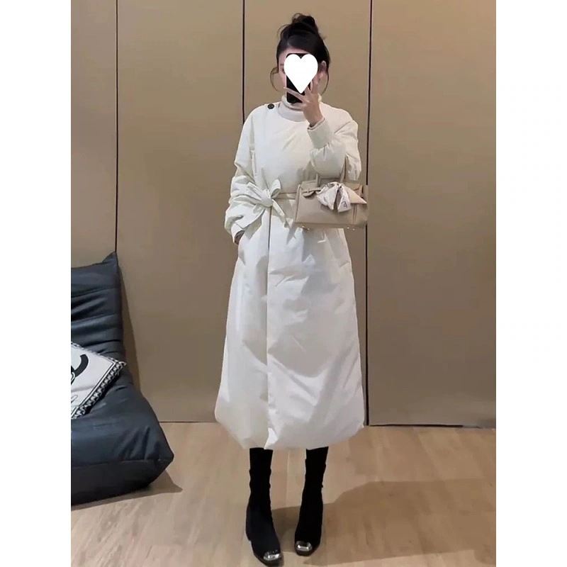 女性用のミニマルでエレガントなホワイトダックダウンシルクコート冬物スタイリッシュなデザイン暖かいミドル丈無地