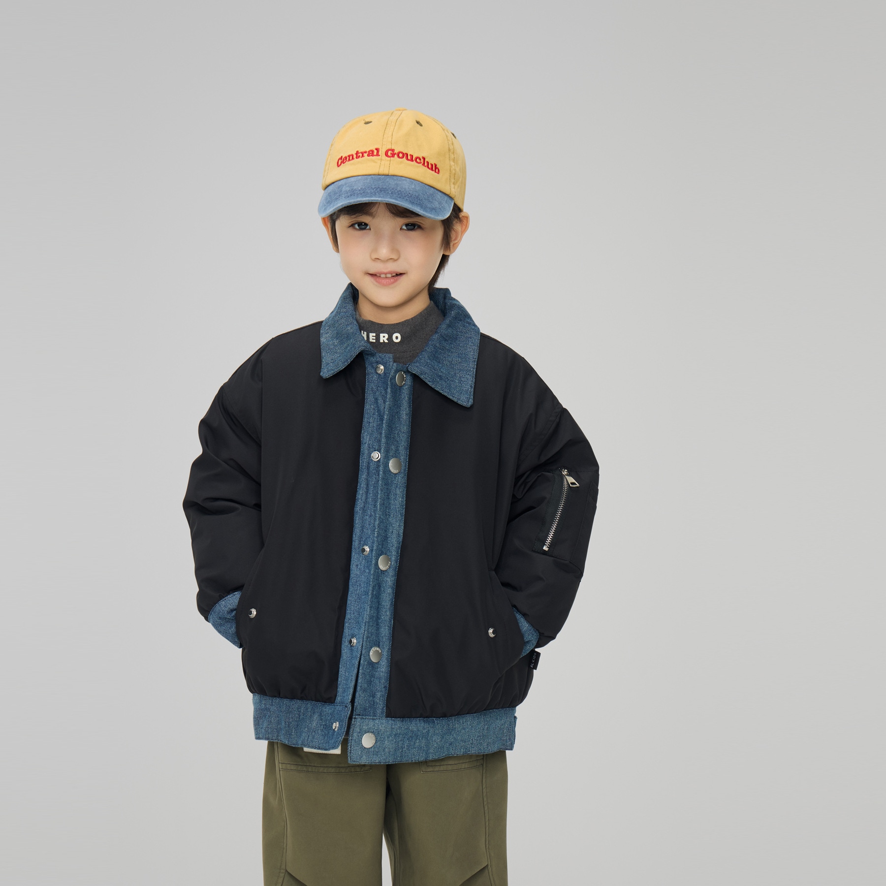 2024新しい冬スタイル男の子のスタイリッシュなデニムスプライシングフェイクツーピース肥厚ジャケット中型および大型子供用暖かいジャケットコットンジャケット