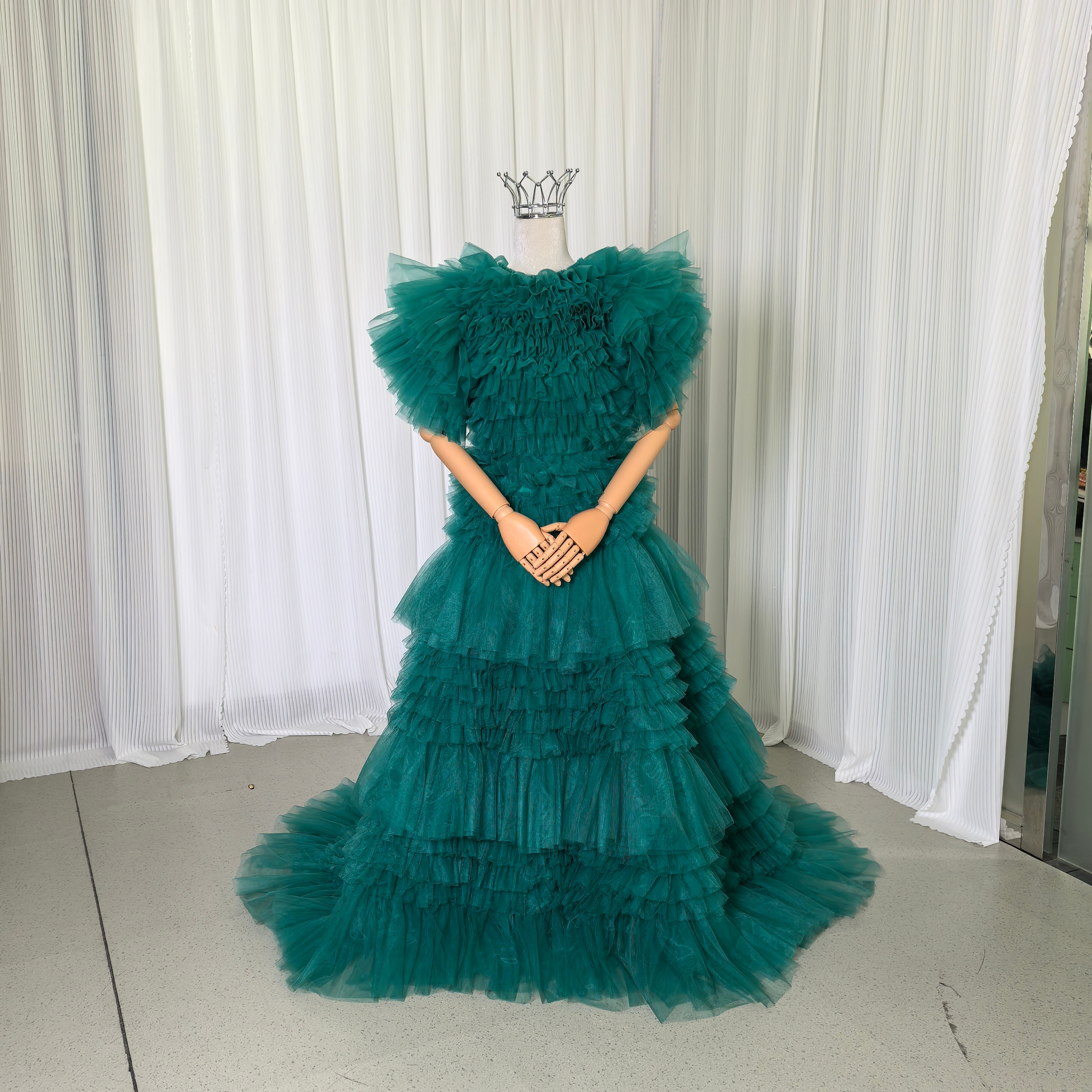 ウエディングドレス グリーン ラウンドネック ソフトチュール エレガント レイヤードドレス トレーン フレアスカート