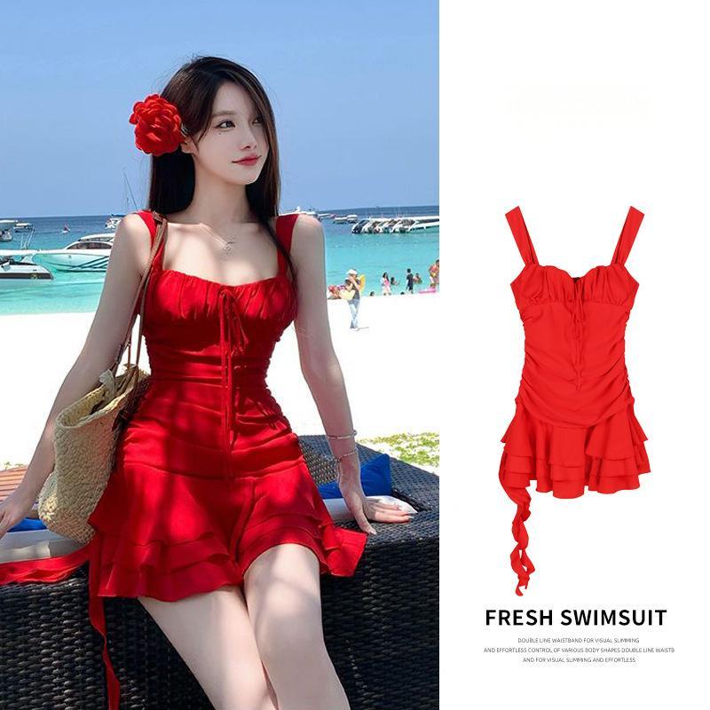 新生活 明るい夏 水着 女性の夏 海辺のリゾート 赤いスカート ドレススタイル 温泉水着