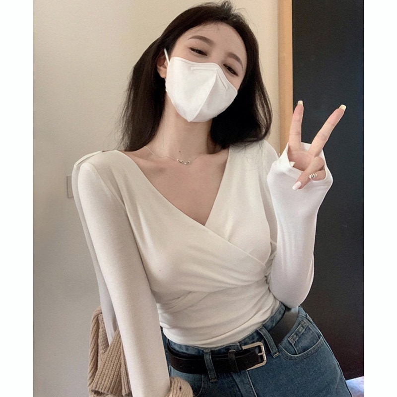 女性用白いvネックtシャツボトムシャツファッショナブルなベルベットの厚みのある秋冬のハイエンドタイトフィット女性用長袖トップス