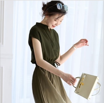 プリーツワンピース トップス シンプル アーミーグリーン ミドル丈 袖なし ノースリーブ リボンタイ フレア 大人女子 大人 上品 おしゃれ エレガント デイリーウェア レトロ レトロ風