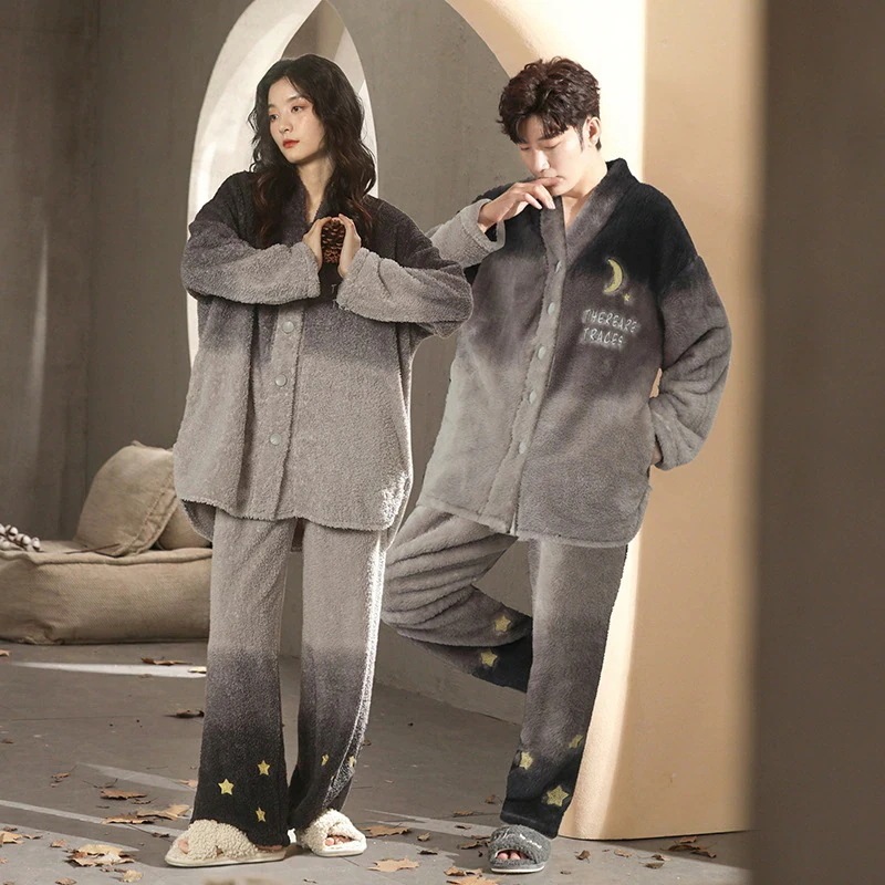 サンゴのベルベットのカップルのパジャマの寝間着部屋着保温とベルベットの厚い星月刺繍ウェアセット