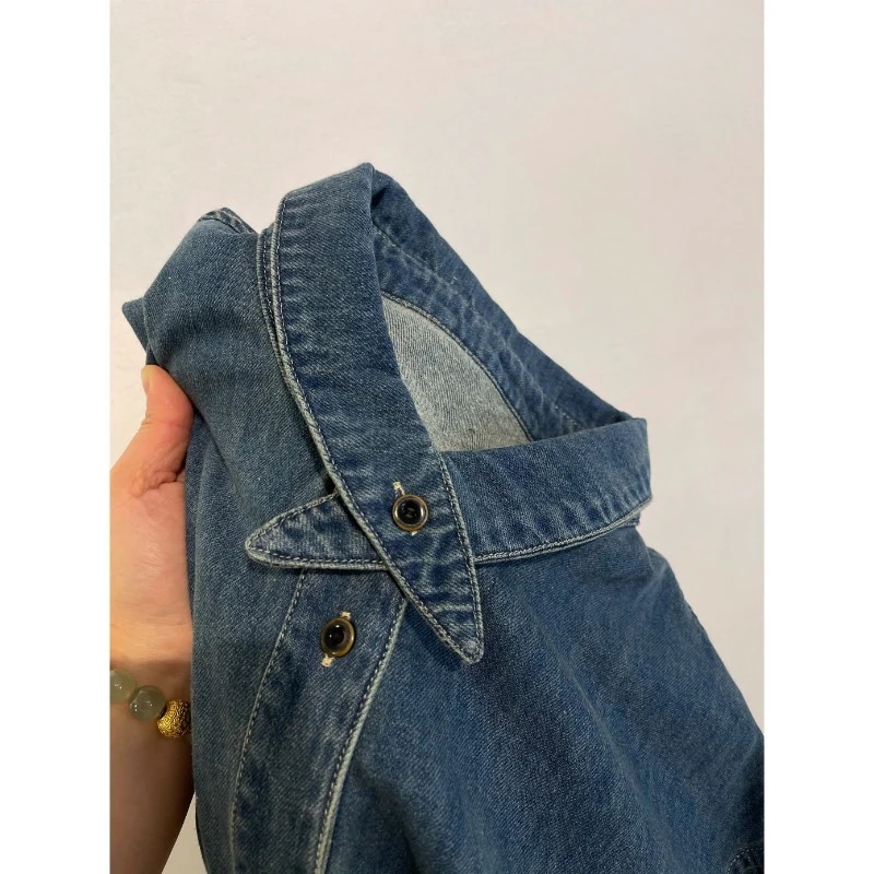 小さな蝶ネクタイが付いたヴィンテージ風のダメージ加工ウォッシュ加工デニムシャツゆったりとしたフィット感で秋冬に長袖シャツの上に重ね着できます