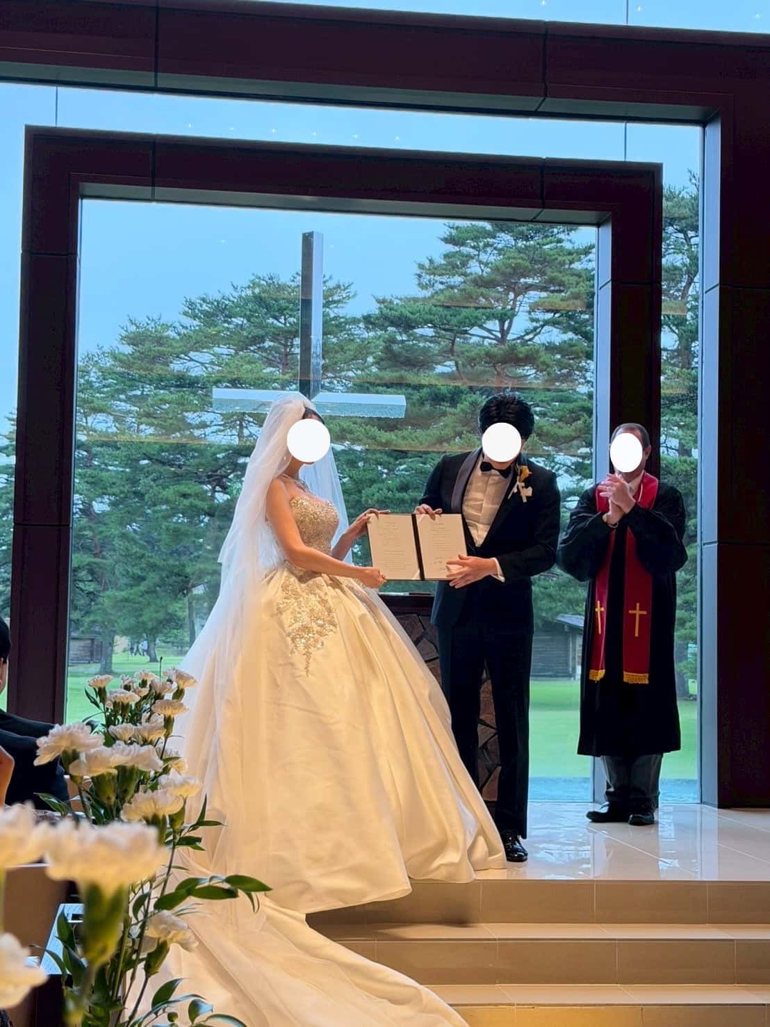 実例写真！ ウエディングドレス オフホワイト ミカドサテン キラキラのハンドビーディング 華やかなトレーン 結婚式