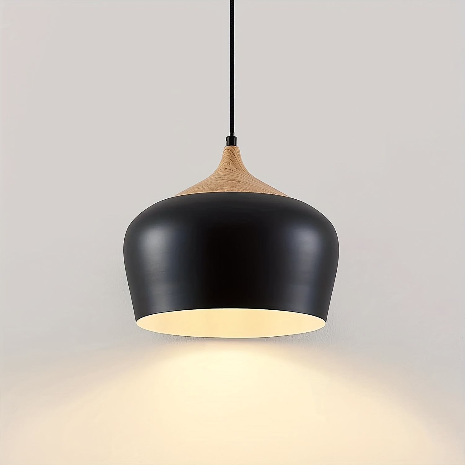 レストランやキッチンアイランドに適した模造木目調の照明を備えたモダンでシンプルなブラック/ホワイトのアイアンシャンデリア