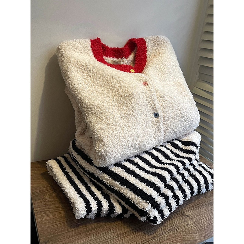 甘くてガーリーな韓国風の優しいハーフフリースの女性用パジャマ新しい冬スタイルのストライプニットの厚手のラウンジウェア外出に最適です