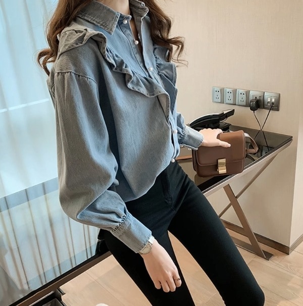 トップス シャツ ブラウス ラウンド丈 長袖 シャツカラー デザイン ボタン 美ライン パール ニュアンス ラッフル レース ヴィンテージ風 デニム カラバリ かわいい 大人可愛い きれいめ シンプル