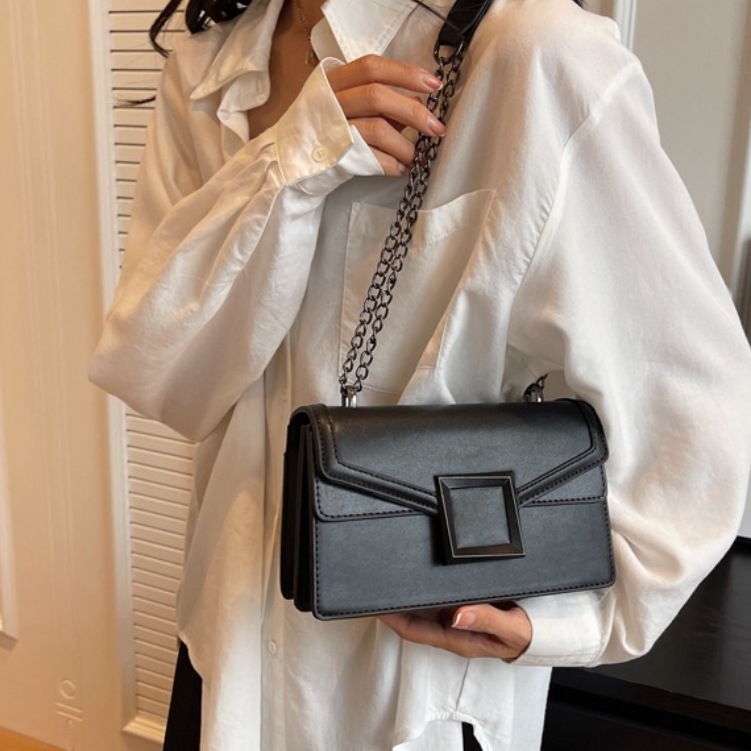 バッグ カバン レディース ショルダー 斜めがけ 肩がけ 多収納 便利 コンパクト 軽量 自立 スクエア 四角 チェーン かわいい 大人可愛い きれいめ シンプル カジュアル 上品 お洒落 かっこいい
