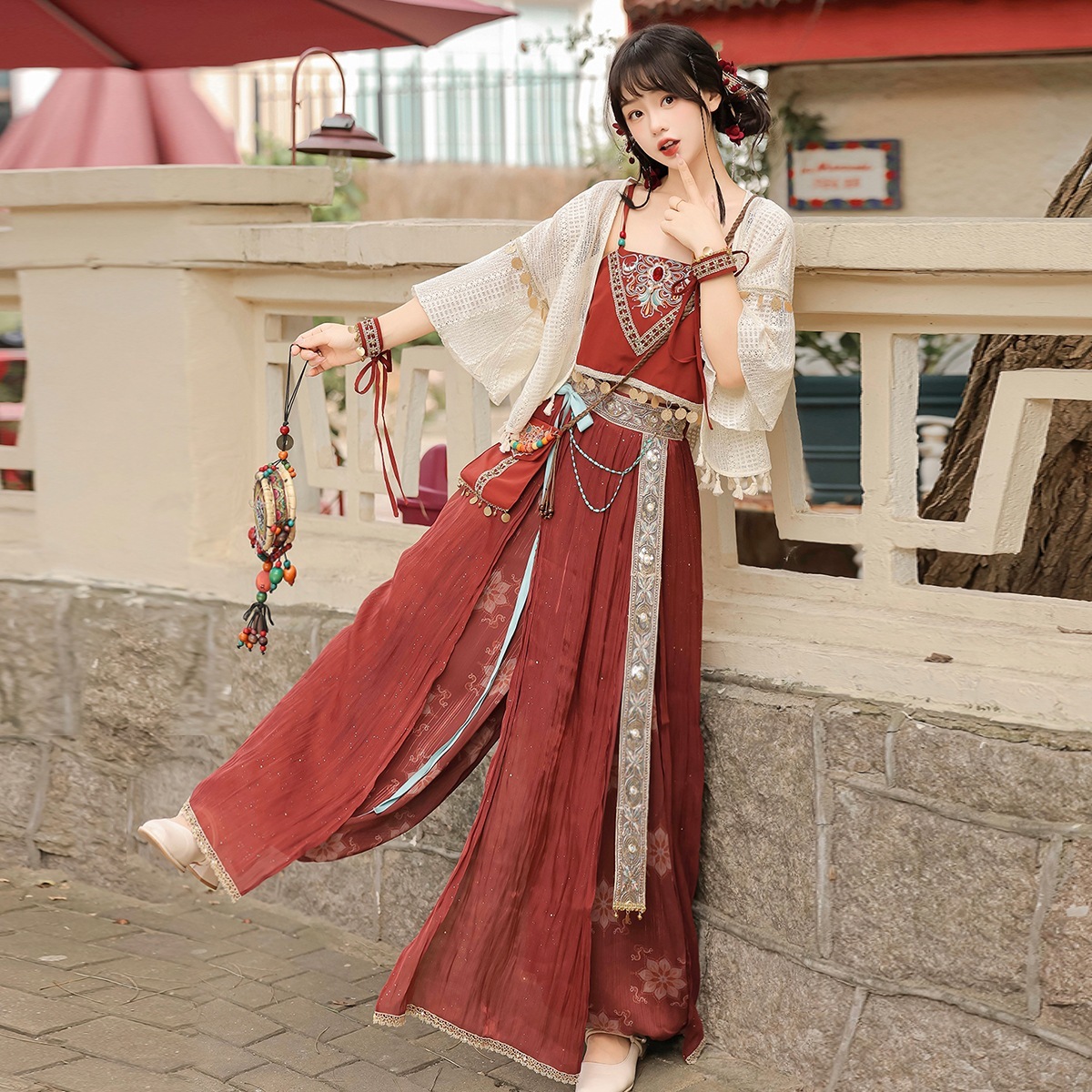 正規品光印紗敦煌外にストラップを身に着けています