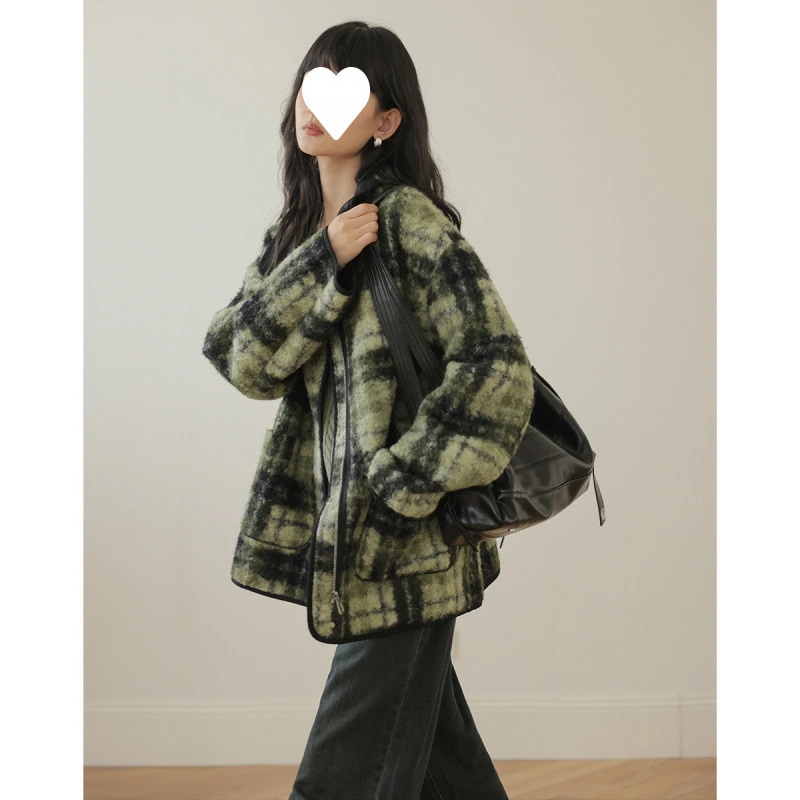 [レトロシックなトップス] 目を引くグリーンのチェック柄リラックス感のあるフェイクラムウールコート（レディース冬スタイル）