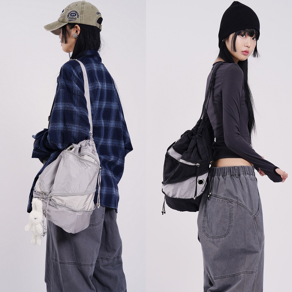 [韓国ファッション] ワインディング ジップアップ ドローストリング クロスバッグ 3色 UNISEX カジュアル おしゃれ スポーティ スタイリッシュ デートコーデ スポーティ カラフル 韓国ファッ