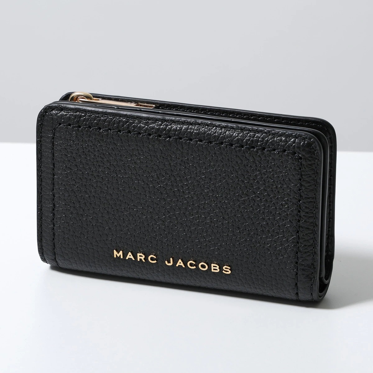 MARC JACOBS マークジェイコブス 二つ折り財布 THE GROOVE COMPACT WALLET ザ グルーヴ コンパクト S104L01SP21 レザー ミニ財布 メタルロゴ 001/B