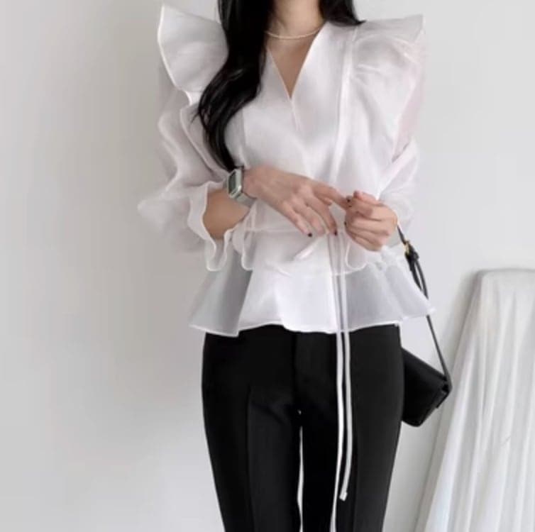 トップス シャツ ブラウス カットソー 白シャツ 白トップス 袖あり 長袖 フリル かわいい 大人可愛い きれいめ シンプル カジュアル 大人 上品 おしゃれ お洒落 かっこいい レトロ 大人女子