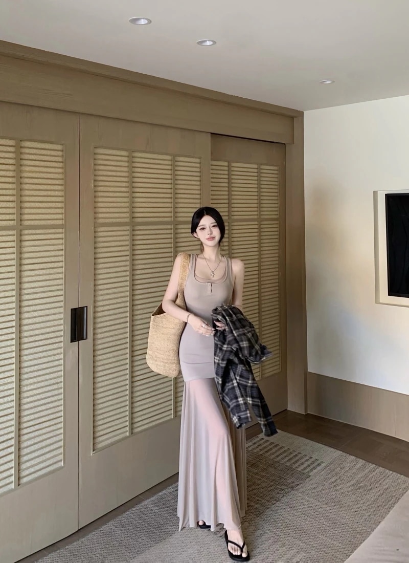 2026レディース カーキ ニットキャミワンピース 美シルエット ボリュームヘムロングワンピース 重ね着スタイル 夏 ピュアガーリーコーデ
