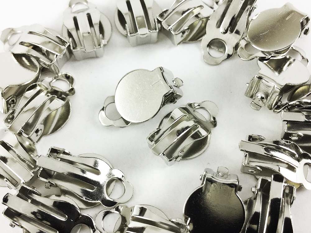 クリップ パーツ　丸皿　台座　付き　シルバー　20個　アクセサリーパーツ ブローチ 素材　イヤリング 金具　（AP0170）