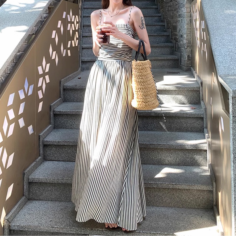 白黒ストライプストラップワンピース夏フランス風気質腰を収めて胸を拭いて休暇を過ごすビーチロングスカート夏スカート女装