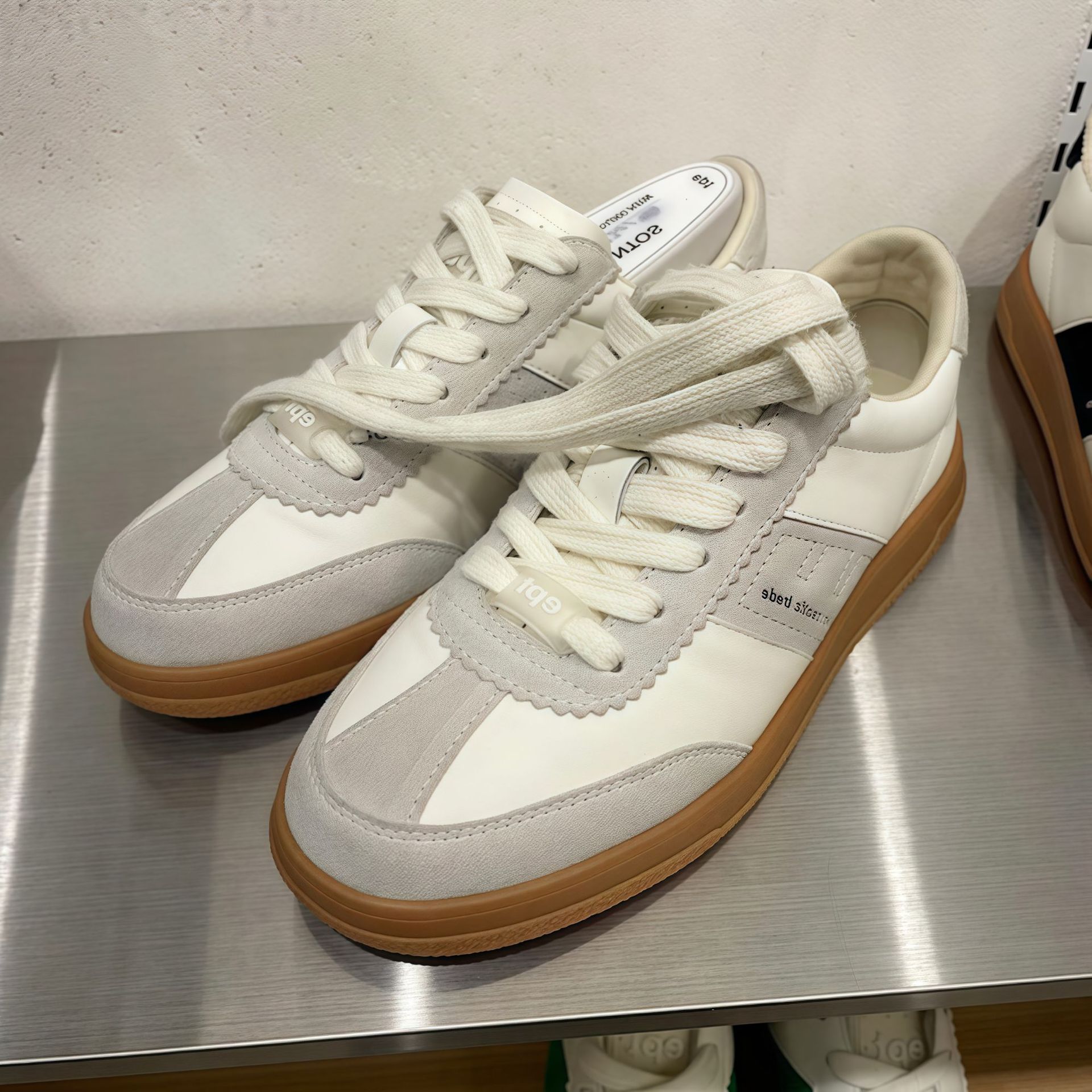 国境を越えた人気の韓国女性用白靴レトロな本革カジュアルシューズデクサンシューズレディースオールマッチフラットレースアップスニーカー