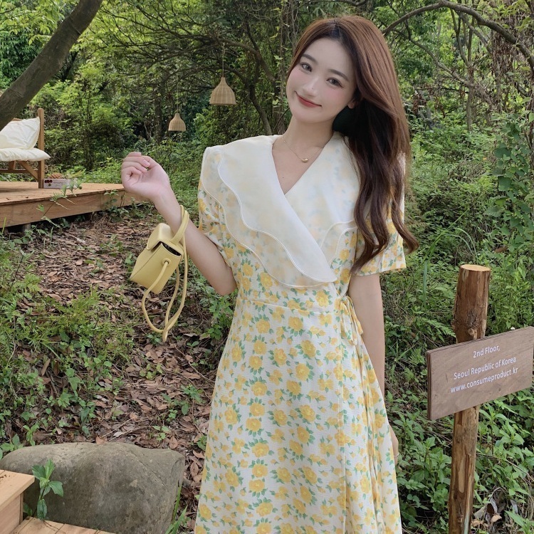 優しいフリルとウエストを細く見せてくれるロングスカートがポイントのフレンチクリームイエローの花柄ワンピースは夏の女性にぴったりのニッチなデザインです