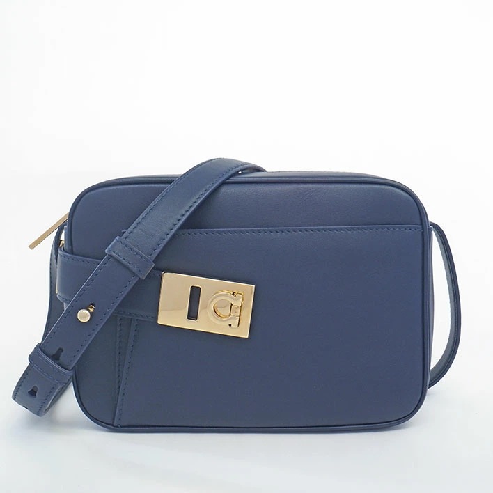 【美品】サルヴァトーレ フェラガモ ゴールド金具 カメラバッグ ガンチーニ レディース 【ショルダーバッグ】