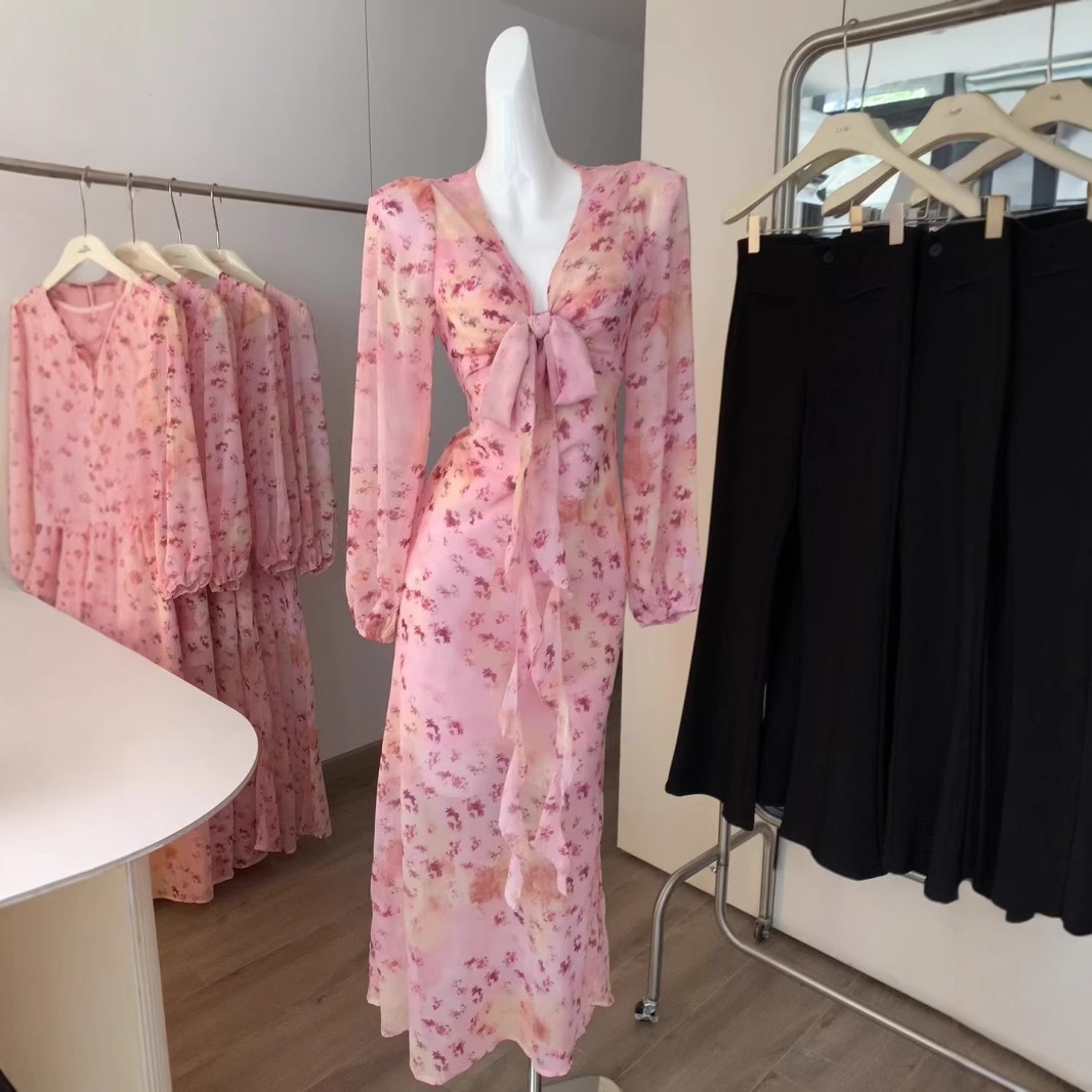 【急速出荷】フレンチVネックの花柄ワンピース優しい風ウエストに収めたピンクの茶休スカートの2つの着こなし方
