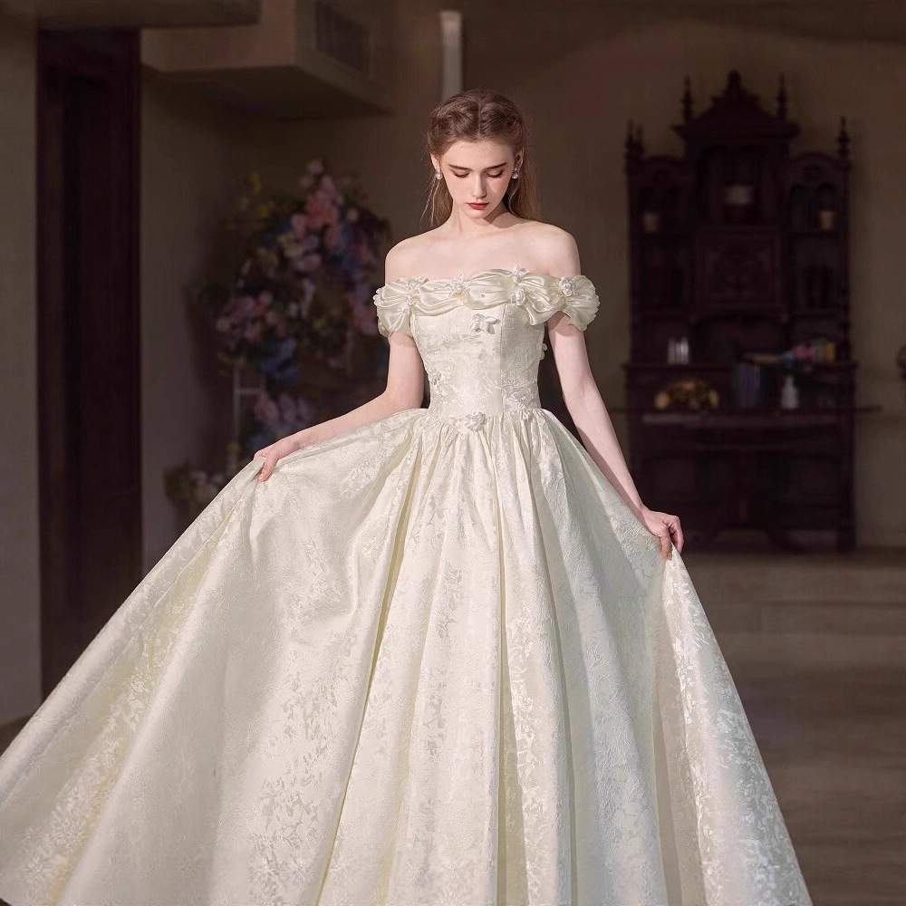 フレンチスタイルのオフショルダーの軽いウェディングドレス魅力的な花嫁の婚約ドレスエレガントなバンケットドレスサテンプリント高級感スリムなデザイン