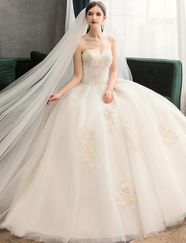 ロングウエディングドレス　ボリューム　ふわふわ　可愛い花嫁ドレス　刺繍　結婚式披露宴フォマールドレス　柔らかいドレス　二次会ドレス　舞台演出服　森系ドレス　白　ベールグローブパニエカバー対応可