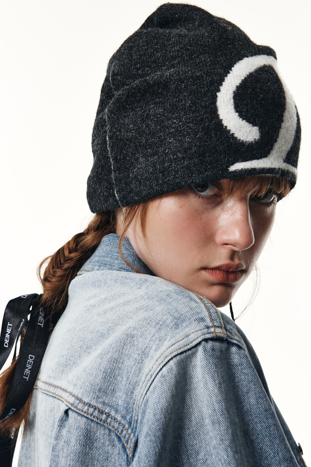 ファッション雑貨・小物その他 +DEINET+ D LOGO KNIT BEANIE IN CHARCOAL KDBXE4WB211 SHORE Custom Recycled Cable Knit Beanie | Dekni Creations