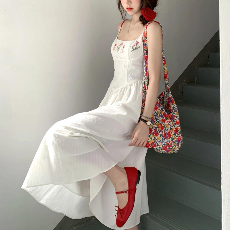 白いストラップワンピース刺繍デザイン腰を収めて痩せている海辺の休暇ストラップスカート夏気質スカート女