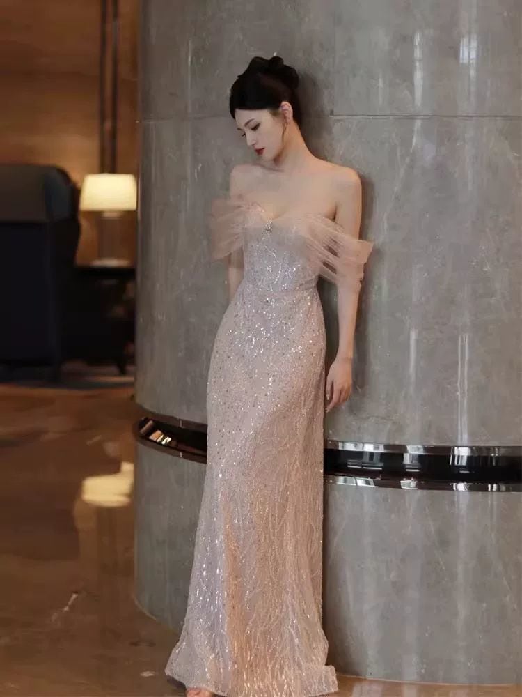 タキシードの女性の一字の肩は軽くて豪華です