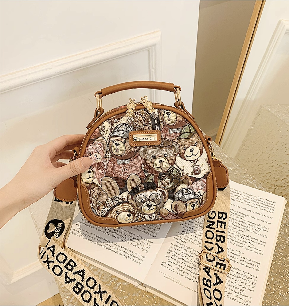 バッグ カバン レディース ショルダー ハンドバッグ 斜めがけ 肩がけ 手持ち ミニバッグ メッセンジャーバッグ コンパクト 軽量 自立 ラウンド チャーム ファスナー キャンバス レザー かわいい