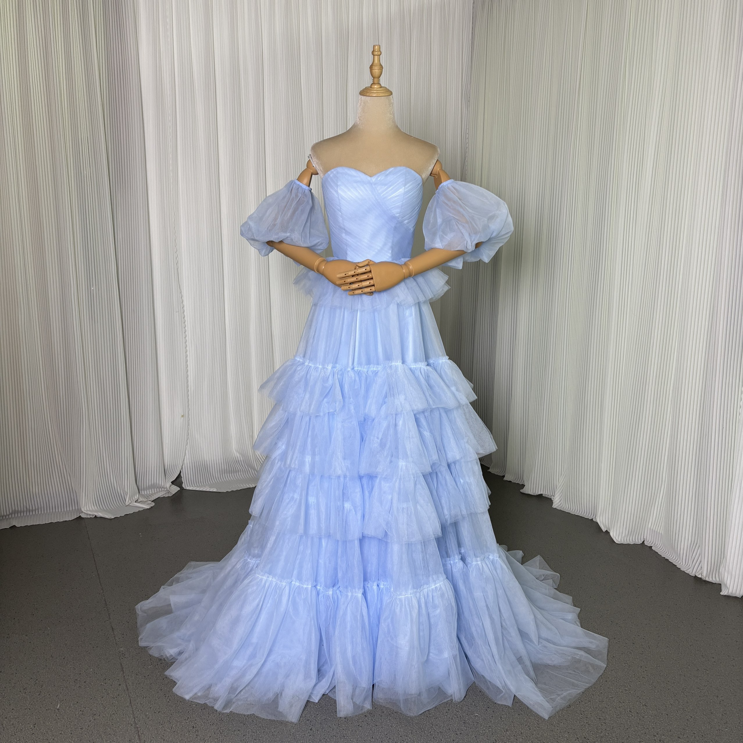 カラードレス 爽やかで優しいブルー ティアードのドレス スリット 取り外し可能な付け袖 トレーン 花嫁 前撮り