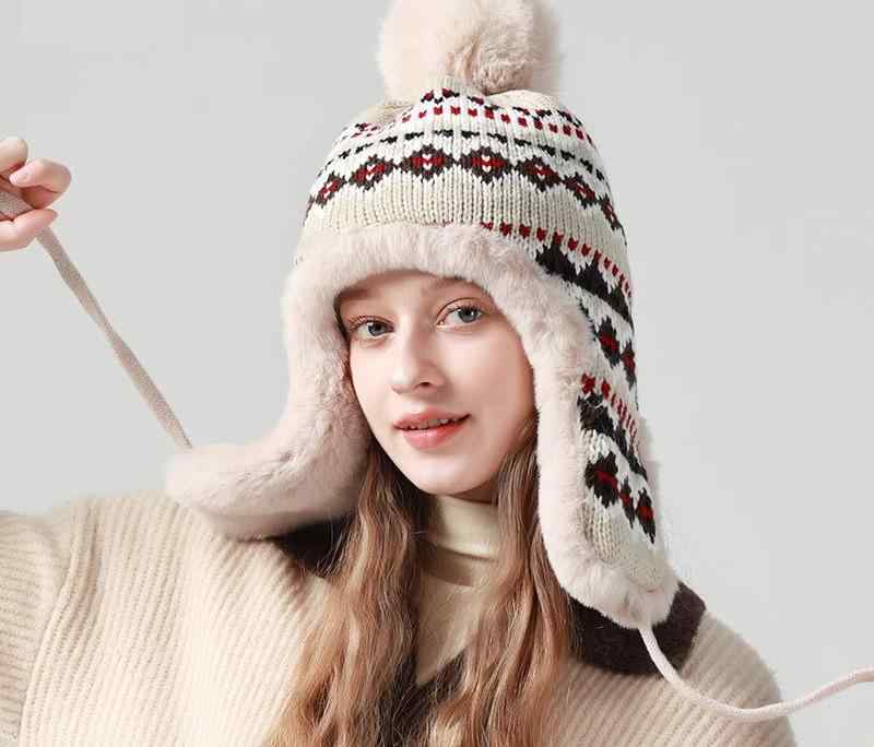 ニット帽 耳あて付きレディース 冬 ウール ボンボン 厚手 かわいい 小顔効果 防寒 あたたかい アウトドア キャンプ プレゼント 黒 赤 青